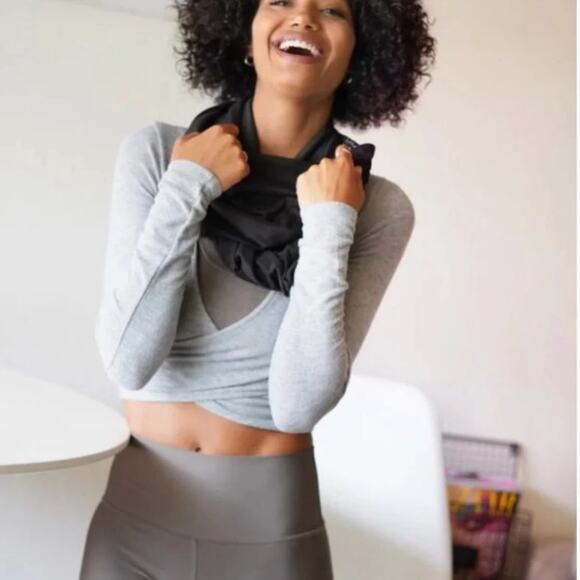 Beyond Yoga Hidden zipper Pocket for cellphone Infinity Scarf black NWTs - Picture 3 of 11